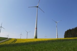 Beispielbild Klimaschutz: Windräder im Paderborner Land