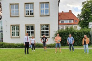 Mitglieder der SPD Fraktion Salzkotten vor der Jugendbegegnungsstätte