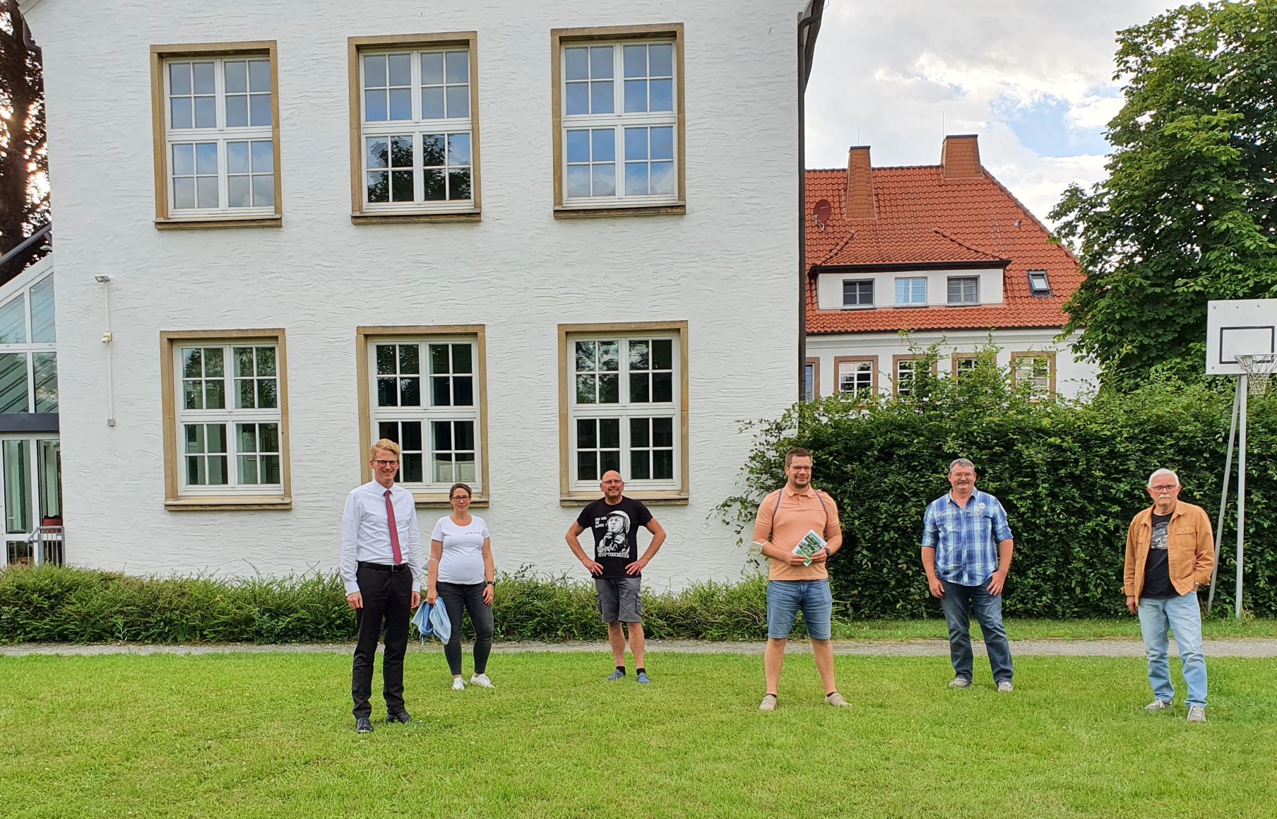 Mitglieder der SPD Fraktion Salzkotten vor der Jugendbegegnungsstätte
